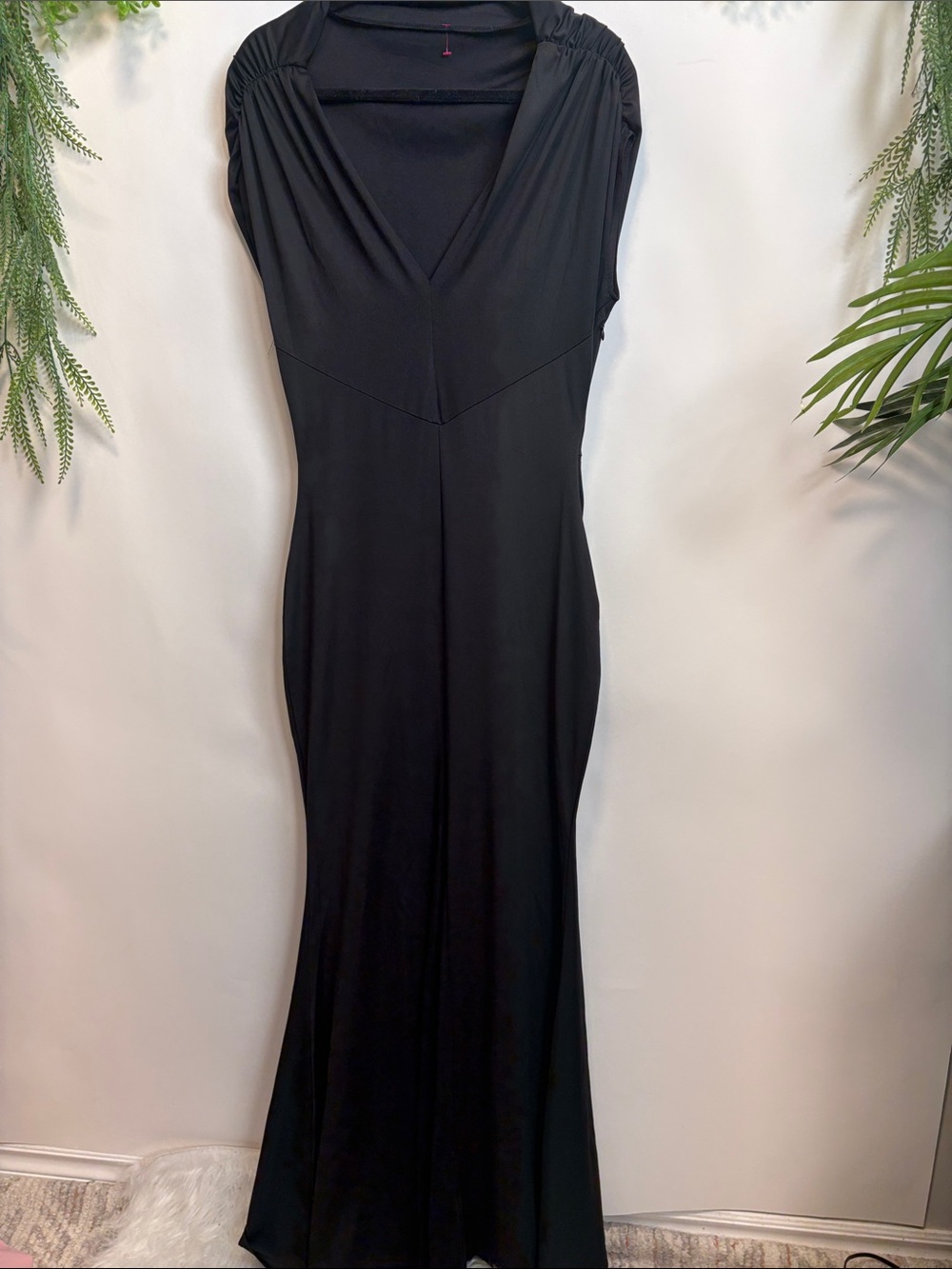 Source Unknown Black Maxi V-Neck Dress with Ruched Shoulders